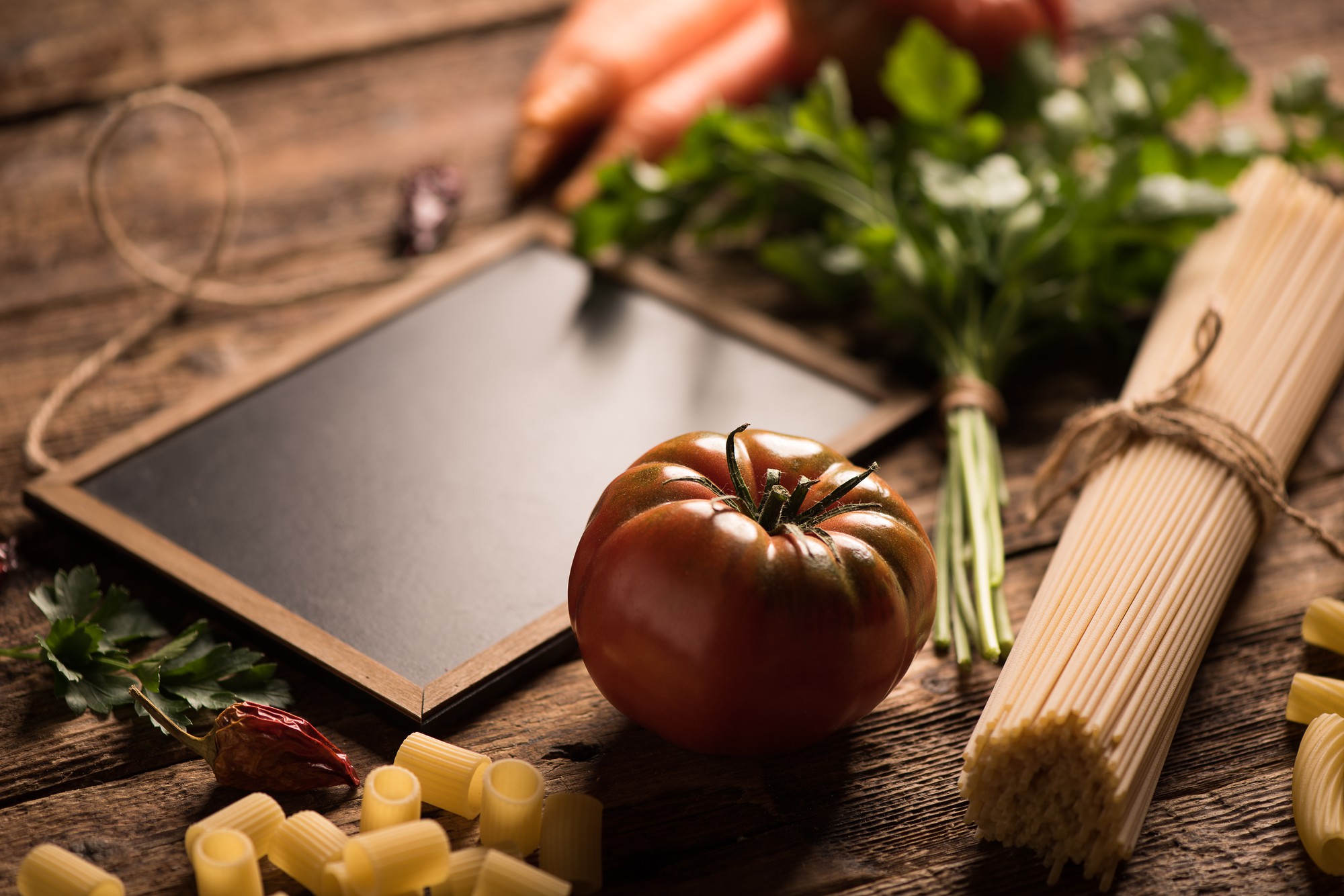 Dettaglio strumenti da cucina e ingredienti locali
